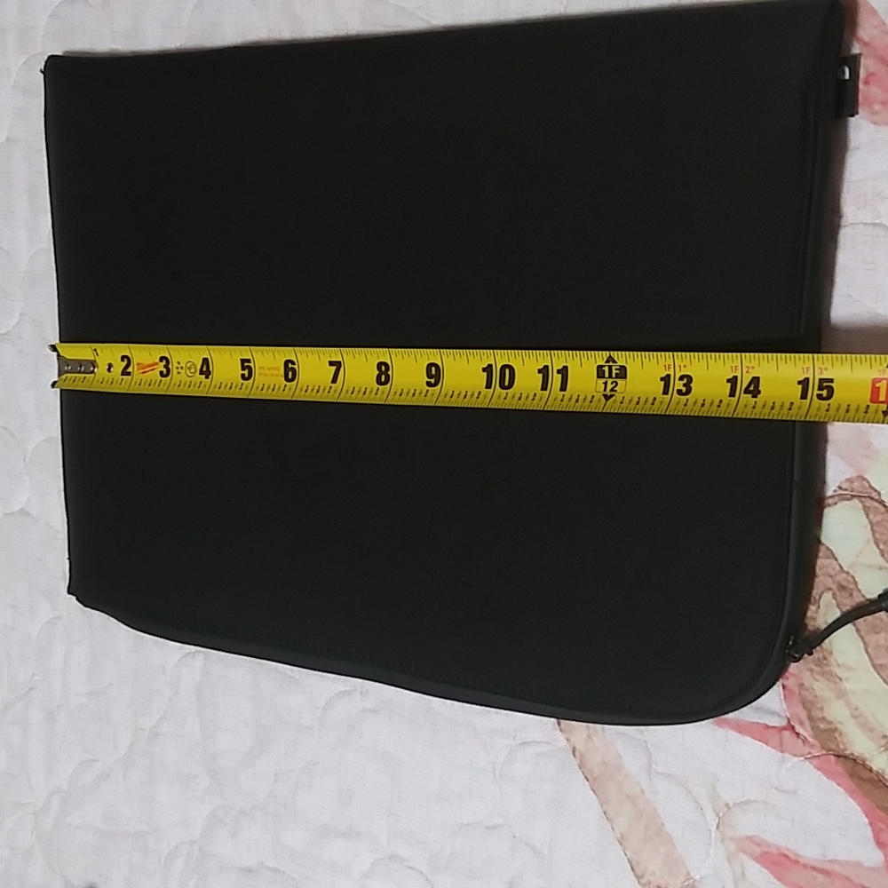Incase laptop black case. - Picture 8 of 11
